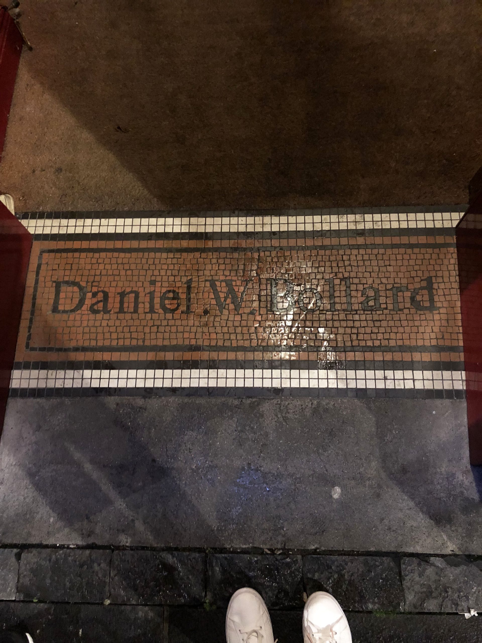 Kilkenny - Entréee du bar Daniel W Bollard