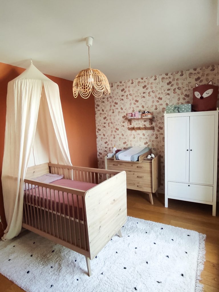 Photo de couverture du projet Reine qui montre une jolie vue d’ensemble de cette chambre d’enfant mixte.